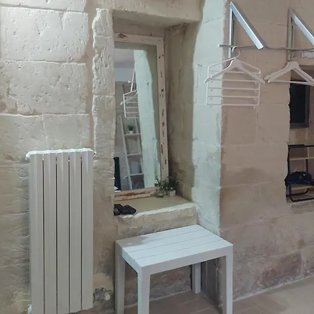 White Bed and Breakfast Λέτσε