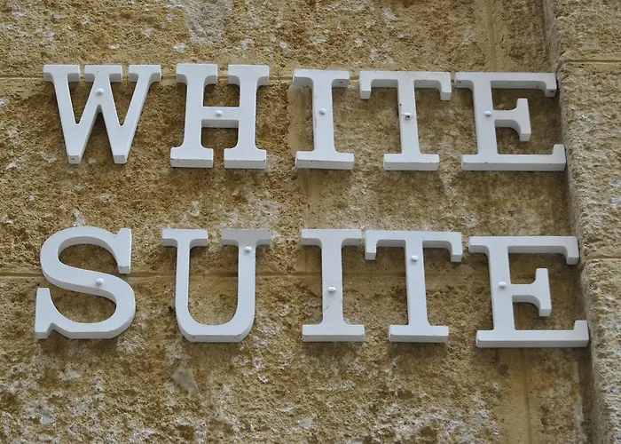 White לינה וארוחת בוקר לצ'ה